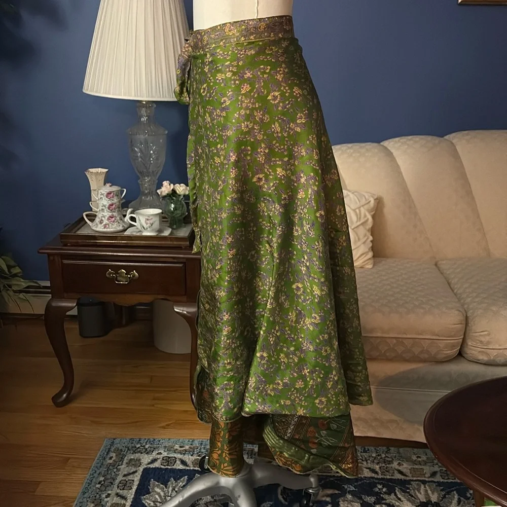 Cream and Green Asymmetrical Skirt - Picture 4 of 6